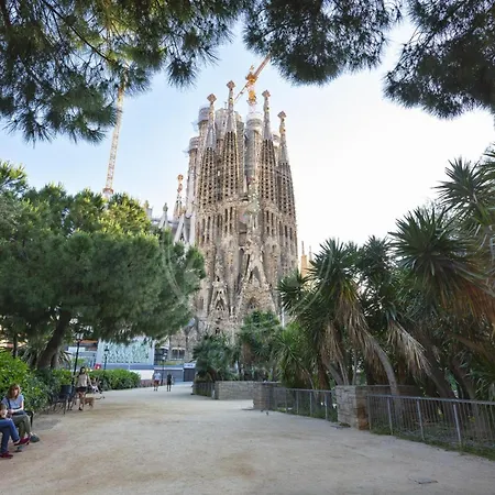 Hermoso Junto A La Sagrada Familia * ברצלונה